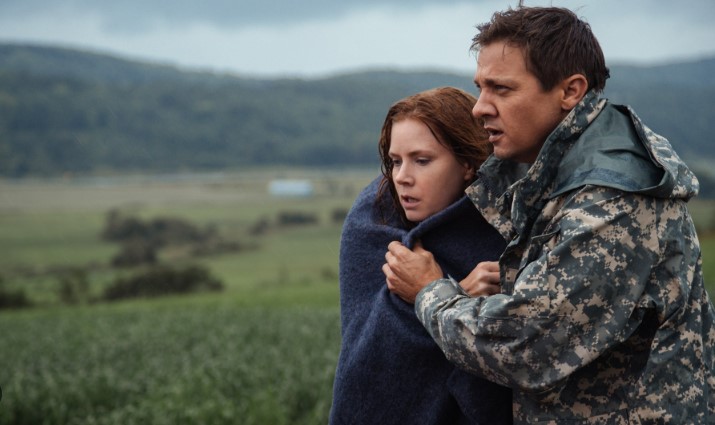 컨택트 Arrival 루이스와 이안이 서로를 의지하는 장면 — 둘은 결혼하고 딸 한나의 미래를 갖게 된다