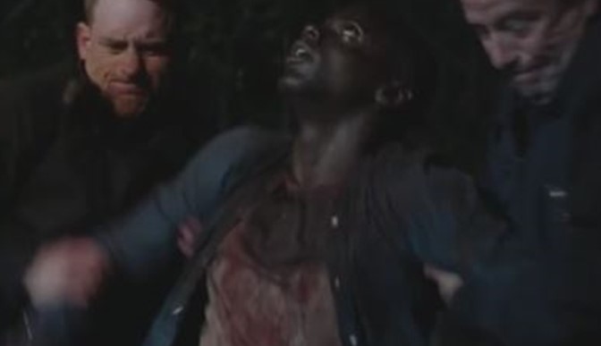 겟 아웃 오리지널 엔딩 — 백인 경찰들에게 체포되는 크리스, 감독판 원래 결말 장면