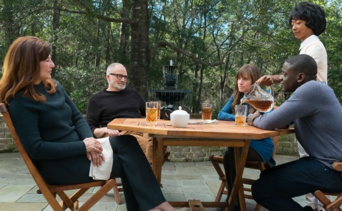 겟 아웃 크리스와 아미티지 가족의 첫 만남 장면 — 친절한 미소 뒤에 숨겨진 리버럴 인종차별의 복선