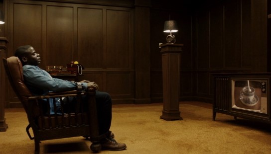 겟 아웃 크리스가 의자에 묶여 TV 속 찻숟가락 영상으로 세뇌당하는 코아규레이션 의식 장면