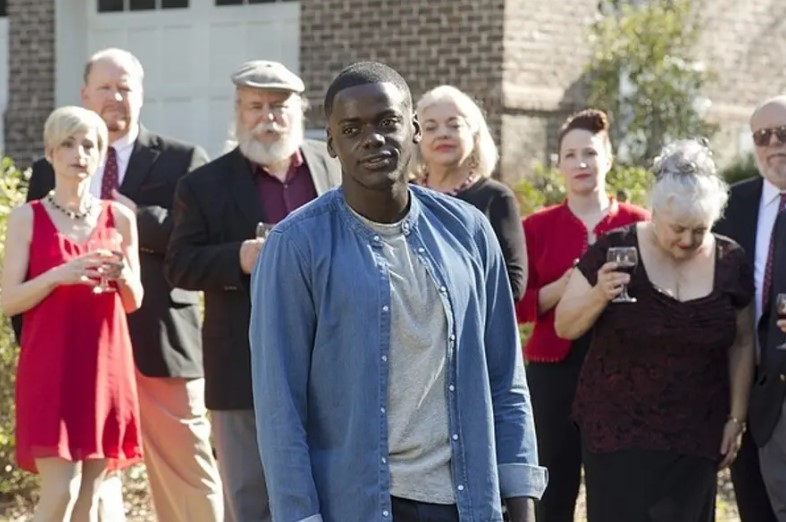 겟 아웃 크리스가 백인 하객들에게 둘러싸인 경매 파티 장면 — 아미티지 가문 음모의 실체와 결말 해석