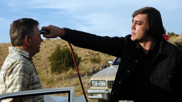 노인을 위한 나라는 없다 안톤 쉬거 캐틀건 에어건 살인 장면 스틸컷