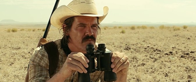노인을 위한 나라는 없다 르웰린 모스 역 조시 브롤린 텍사스 사막 쌍안경 스틸컷