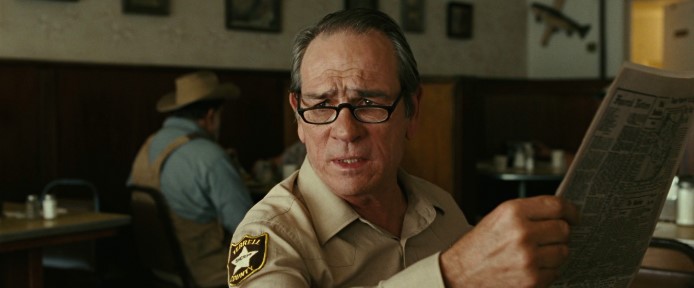노인을 위한 나라는 없다 에드 톰 벨 보안관 역 토미 리 존스 신문 읽는 스틸컷