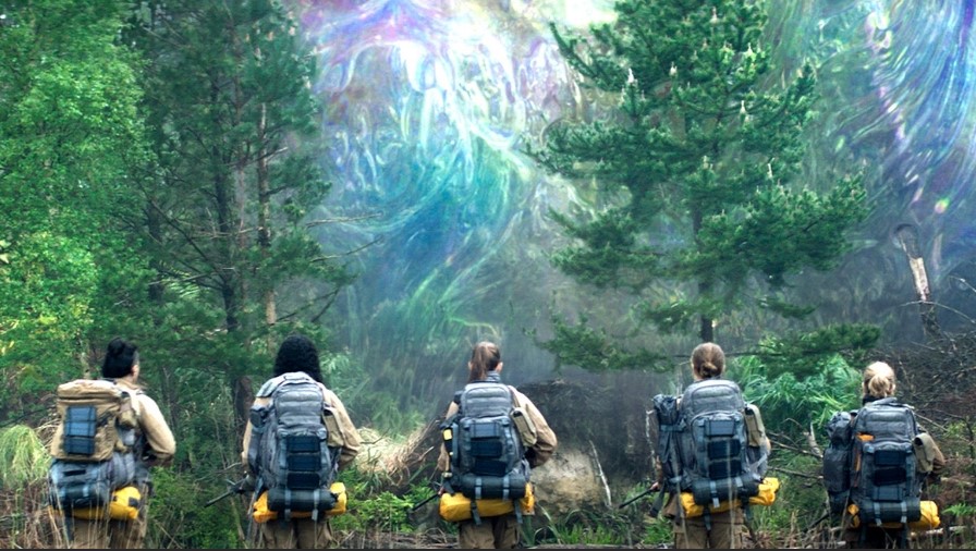 서던 리치 소멸의 땅 - 쉬머 앞에 선 5인 여성 탐사대원들, 자멸 본능을 안고 미지의 공간으로 진입하는 장면