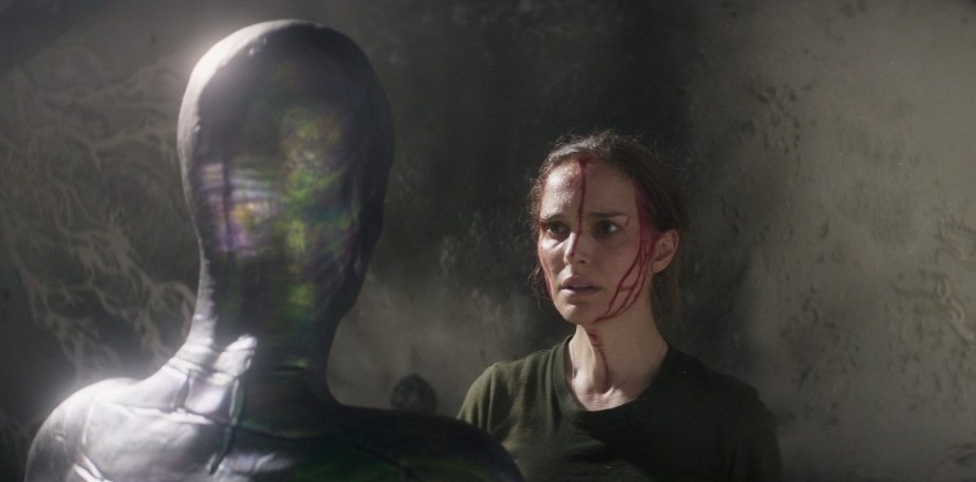 서던 리치 소멸의 땅 결말 - 리나의 피로 탄생한 복제 외계 존재와 나탈리 포트만(리나)의 대면 장면