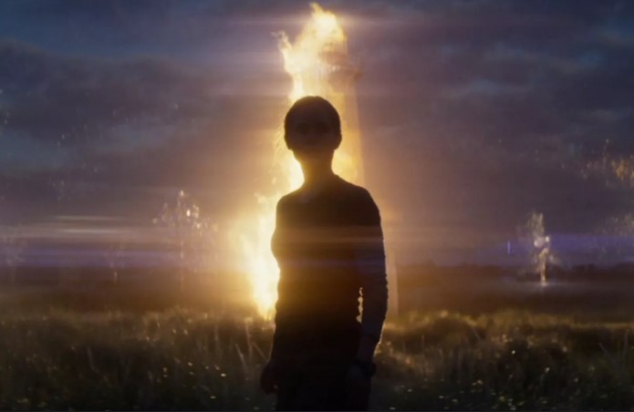 서던 리치 소멸의 땅 엔딩 - 복제 리나가 불타며 등대와 쉬머가 소멸하는 결말 장면, 실루엣으로 서 있는 리나