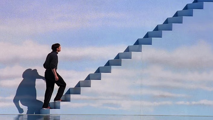 트루먼 쇼 결말 명장면 - 트루먼이 세트장 끝 벽면 계단을 올라 탈출 출구 문 앞에 선 장면