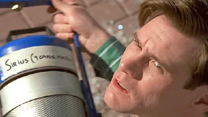 트루먼 쇼 복선 장면 - 세트장 하늘에서 조명이 떨어져 트루먼이 처음으로 가짜 세상의 균열을 눈치채는 장면