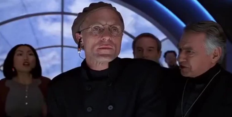 트루먼 쇼 감독 크리스토프가 달 모양 통제실에서 스태프들과 함께 트루먼의 탈출을 긴박하게 지켜보는 결말 장면