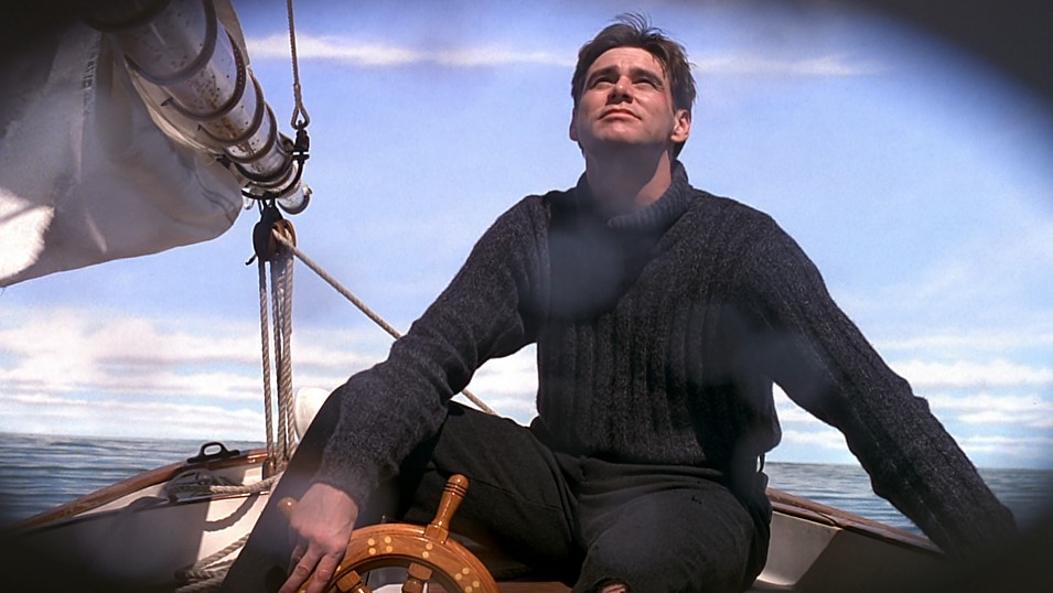 트루먼 쇼 탈출 장면 - 짐 캐리가 보트 키를 잡고 하늘을 올려다보며 자유를 향해 항해하는 모습을 크리스토프 통제실 감시카메라 시점으로 포착한 명장면