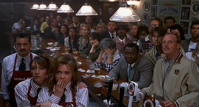 트루먼 쇼 결말 장면 - 트루먼 바에 모인 전 세계 시청자들이 트루먼의 탈출을 숨죽이며 긴장하여 지켜보는 모습