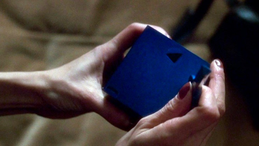 영화 멀홀랜드 드라이브의 핵심 복선인 파란 박스를 손으로 잡고 있는 장면. 꿈과 현실을 잇는 매개체이자 결말 해석의 결정적인 단서.