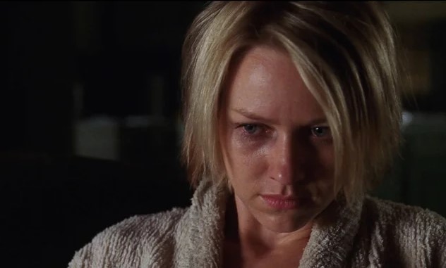 영화 멀홀랜드 드라이브 후반부, 초췌한 모습으로 현실을 마주한 다이앤(나오미 와츠). 꿈속의 베티와 대비되는 비극적인 현실의 자아를 보여주는 장면.