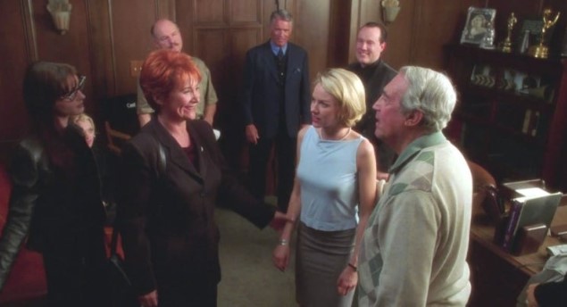 영화 멀홀랜드 드라이브 전반부 다이앤의 꿈속 장면. 베티(나오미 와츠)가 영화 관계자들 앞에서 완벽한 오디션 연기를 펼치며 찬사를 받는 모습. 현실의 실패와 대비되는 이상적인 자아를 상징.