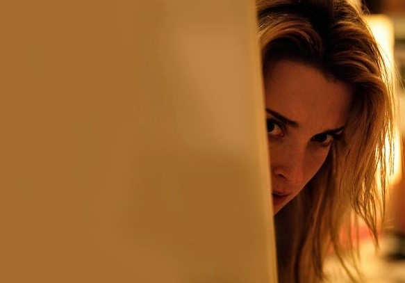 영화 평행이론 도플갱어 살인 코히어런스 스틸컷 - 주인공 에밀리가 문 뒤에 숨어 다른 우주의 자신을 몰래 감시하는 결말 장면