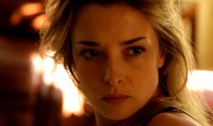 영화 평행이론 도플갱어 살인 코히어런스 주인공 에밀리 클로즈업 - 평행우주의 또 다른 자신을 제거하기로 결심한 냉철하고 강렬한 눈빛 장면