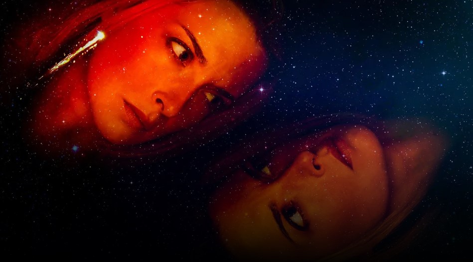 영화 평행이론 도플갱어 살인 코히어런스 주인공 에밀리 - 우주 배경 위에 붉은빛과 푸른빛으로 나뉜 에밀리의 얼굴이 두 개로 겹쳐져 평행우주 속 도플갱어를 상징하는 이미지