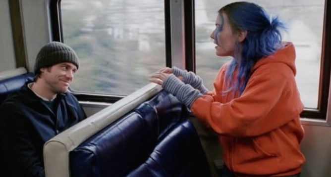이터널 선샤인 결말 장면 – 기차 안에서 파란 머리 클레멘타인과 조엘이 마주 보며 대화하는 엔딩 재회 장면