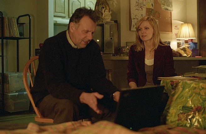 이터널 선샤인 락쿤 테크놀로지 장면 – 하워드 박사와 직원 메리가 노트북을 앞에 두고 기억 삭제 작업을 논의하는 모습