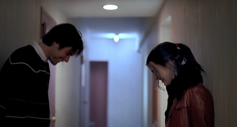 이터널 선샤인 마지막 장면 – 서로의 상처가 담긴 테이프를 들은 조엘과 클레멘타인이 복도에서 고개를 숙인 채 웃으며 다시 만나기로 하는 엔딩 장면