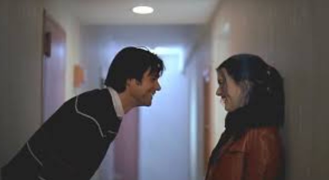 이터널 선샤인 엔딩 장면 – 복도에서 서로를 바라보며 환하게 미소 짓는 조엘과 클레멘타인, 상처를 알면서도 오케이를 선택하는 마지막 순간