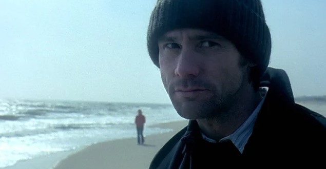 이터널 선샤인 오프닝 장면 – 기억을 지운 조엘이 몬탁 해변에서 멀리 홀로 서 있는 클레멘타인을 바라보는 장면, 결말을 알고 나면 소름 돋는 영화의 첫 만남