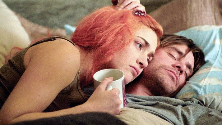 이터널 선샤인 기억 삭제 전 연애 시절 – 붉은 머리의 클레멘타인이 커피잔을 들고 잠든 조엘의 어깨에 기댄 채 다정하게 바라보는 장면