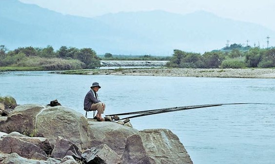 영화 곡성 외지인 낚시 장면, 나홍진 감독이 던진 미끼와 관객의 현혹, 결말 해석을 위한 핵심 복선 이미지