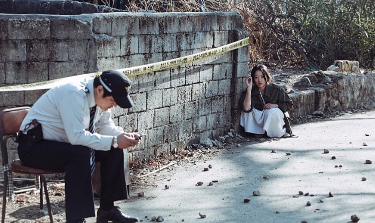 영화 곡성에서 경찰 종구 뒤에서 사건의 단서를 던지는 무명의 모습, 천우희 배우의 미스터리한 정체와 결말 해석을 위한 중요 복선 장면