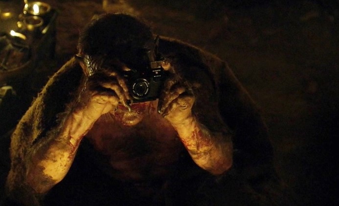 영화 곡성 결말에서 카메라를 든 외지인의 기괴한 모습, 외지인이 원래 악마였는지 악령에 쓰인 것인지에 대한 정체 분석 및 해석 이미지