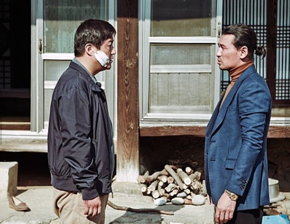 영화 곡성에서 종구와 마주한 무당 일광의 모습, 일광이 외지인과 같은 편인지에 대한 정체 분석과 결말 해석 이미지