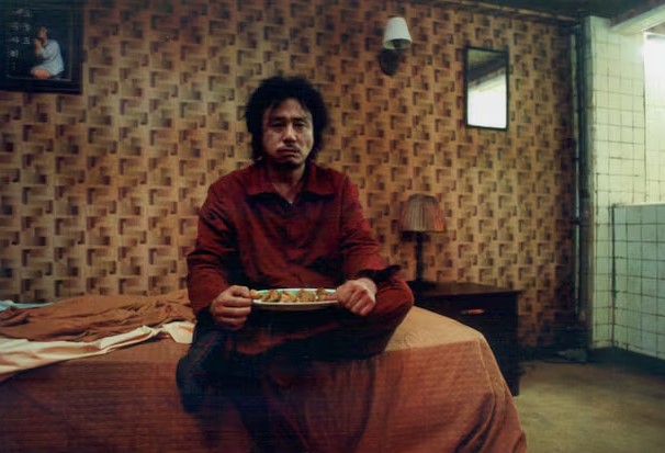 올드보이 최민식 오대수가 사설 감금방에서 군만두를 들고 앉아 있는 15년 감금 장면