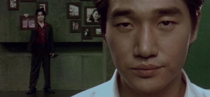 올드보이 유지태 이우진이 뒤에 서 있는 오대수를 내려다보는 복수 대면 장면