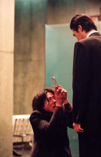 올드보이 오대수 최민식이 이우진 유지태 앞에 무릎 꿇고 애원하는 결말 속죄 장면