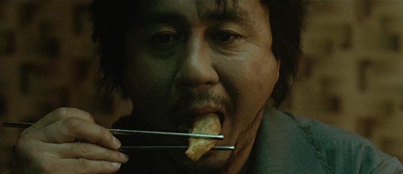영화 올드보이에서 주인공 오대수가 젓가락으로 군만두를 먹고 있는 상징적인 장면