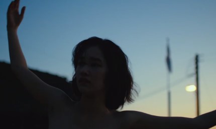 영화 버닝 스틸컷 — 파주 노을 아래 그레이트 헝거의 춤을 추는 해미(전종서), 삶의 의미를 갈망하는 장면