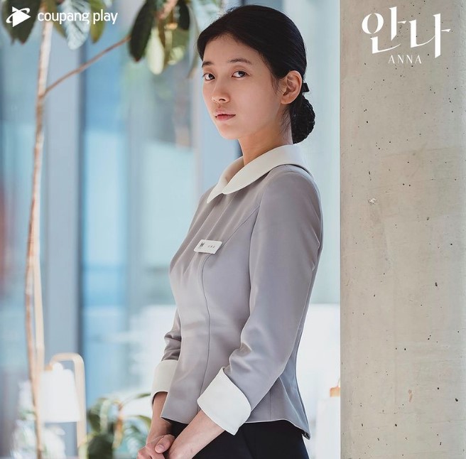 드라마 안나에서 유니폼을 입고 서늘하면서도 단호한 눈빛으로 정면을 응시하는 주인공 수지의 모습