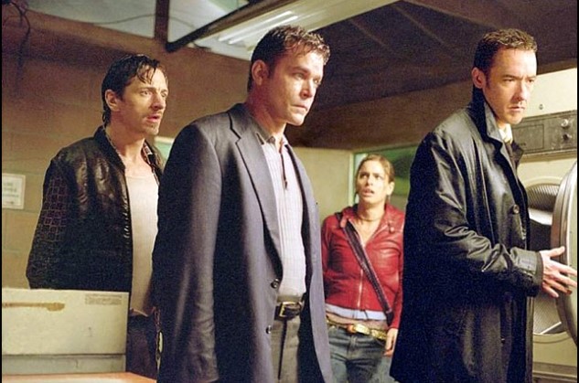 영화 아이덴티티 속 주인공 에드와 일행들이 긴장된 표정으로 한곳을 응시하고 있는 스틸컷