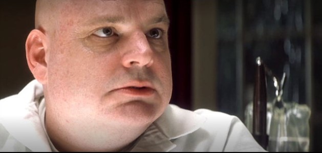 영화 아이덴티티 속 해리성 정체감 장애를 앓고 있는 인물 말콤 리버스의 클로즈업 장면