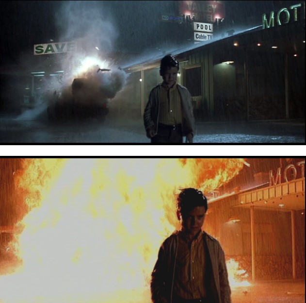 영화 아이덴티티에서 폭발하는 불길을 배경으로 쇠스랑을 들고 서 있는 무표정한 얼굴의 어린아이 티모시