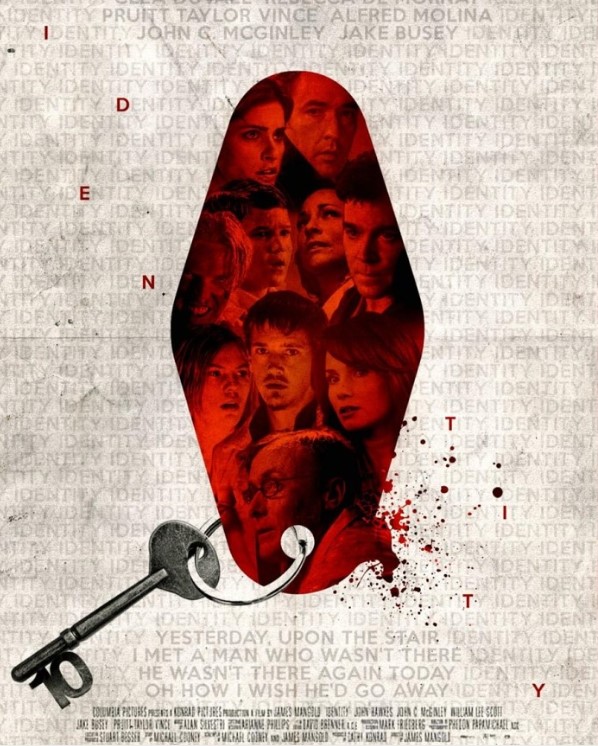 열쇠 구멍 모양 안에 여러 인물의 얼굴이 붉은색으로 표현된 영화 아이덴티티의 상징적인 포스터 이미지