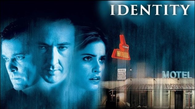 푸른 배경에 세 명의 인물과 폭우 속 모텔 전경이 담긴 영화 아이덴티티 공식 포스터 이미지
