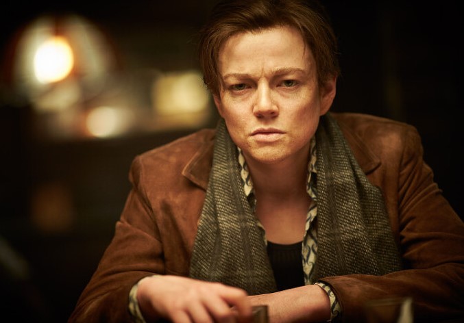 영화 타임 패러독스에서 복잡한 표정을 짓고 있는 존(사라 스누크)의 모습