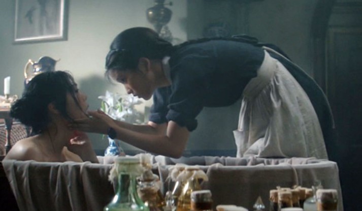 영화 아가씨 숙희와 히데코 욕조 장면 스틸컷 — 김태리·김민희 두 인물의 관계가 시작되는 순간