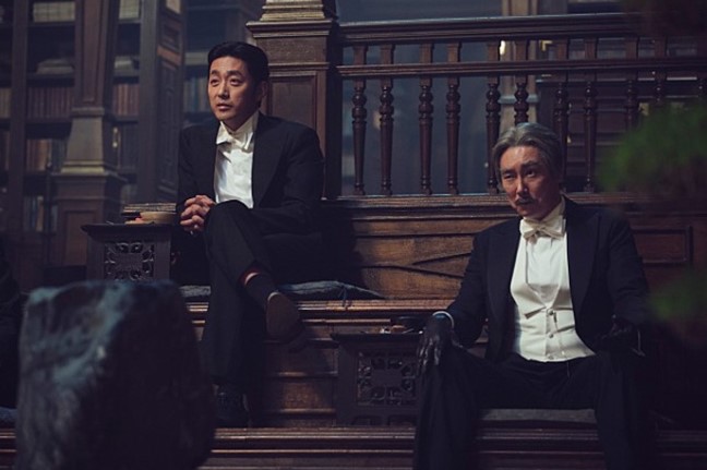 영화 아가씨 음란 서적 낭독 공연 관람 장면 스틸컷 — 하정우(백작)·조진웅(코우즈키) 나란히 앉은 모습