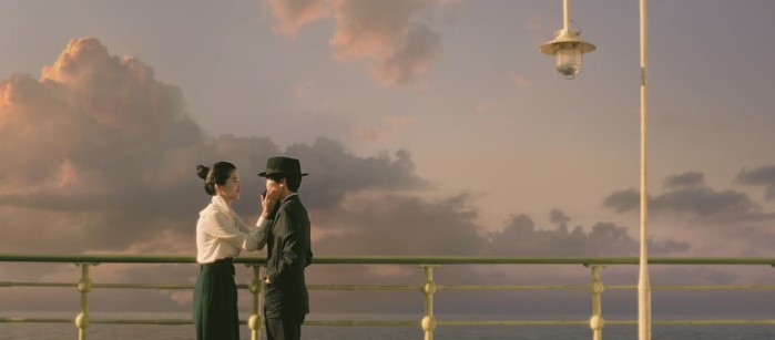 영화 아가씨 결말 탈출 장면 — 선상에서 노을빛 하늘 아래 마주 선 히데코(김민희)와 숙희(김태리) 스틸컷