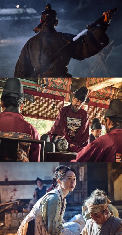 킹덤 시즌1 주요 인물 장면 스틸컷 — 좀비가 된 왕의 뒷모습, 조학주의 음모, 의녀 서비의 역병 대응 장면