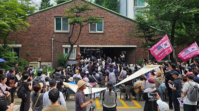 6·3 지방선거 당일 서울 송파구 잠실7동사무소 투표소 앞에 투표용지 부족으로 투표를 하지 못한 시민들이 몰려들어 항의하고 있다