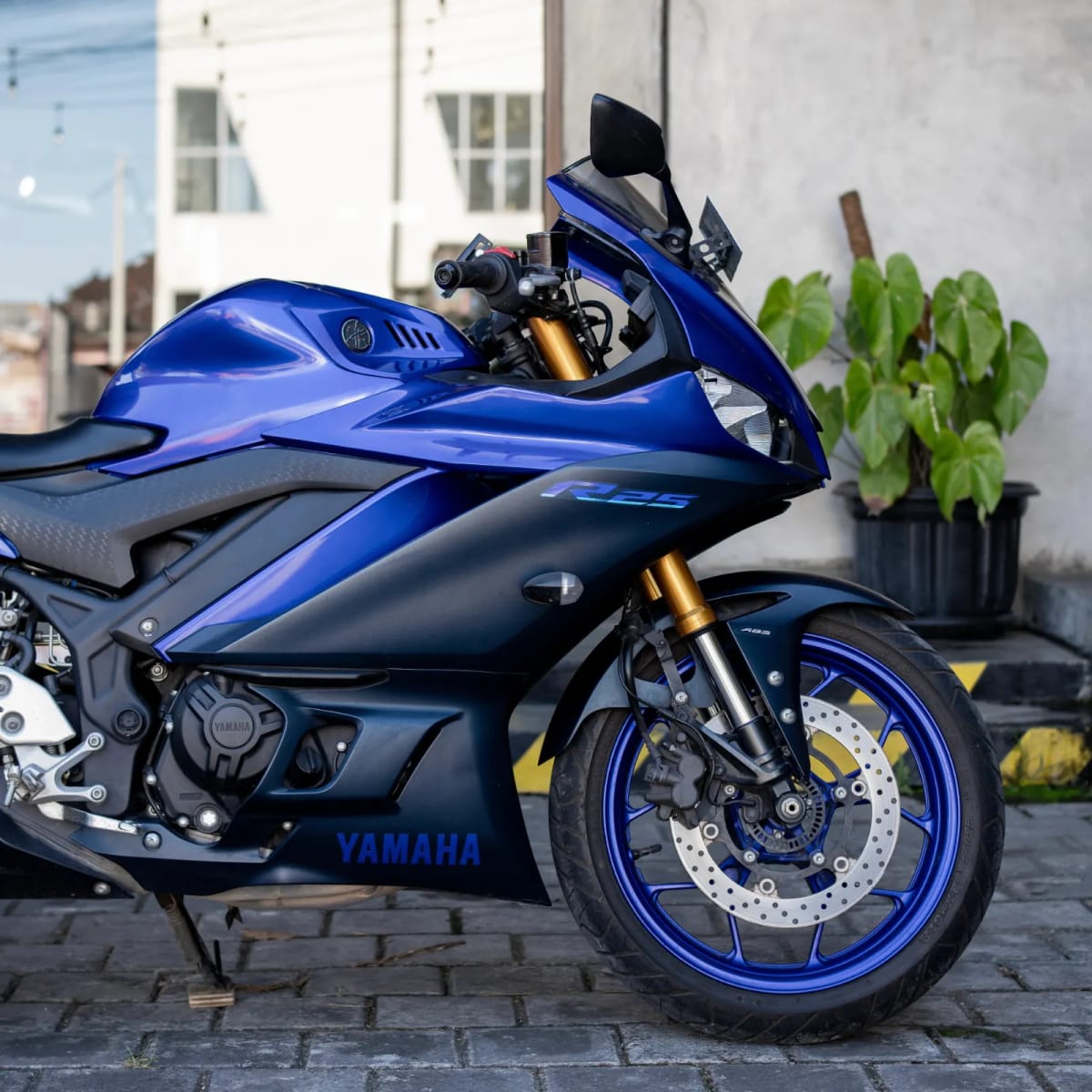 Yamaha R25 for rent in Canggu Bali motorbike rental photo 6